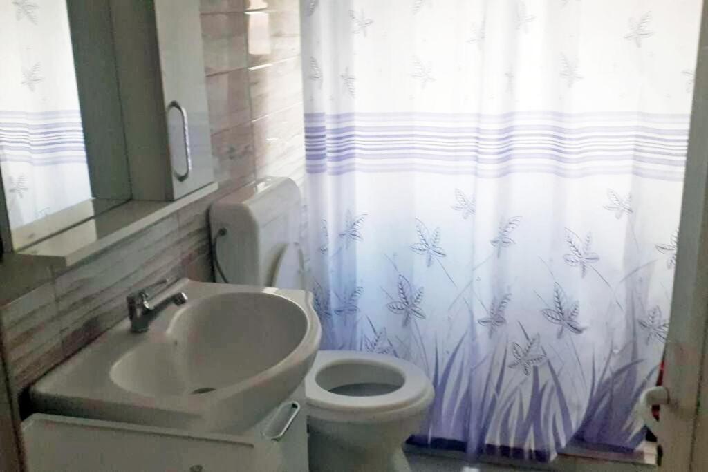 Lovely 1 Bedroom Within Walking Distance, Views Peja Kültér fotó